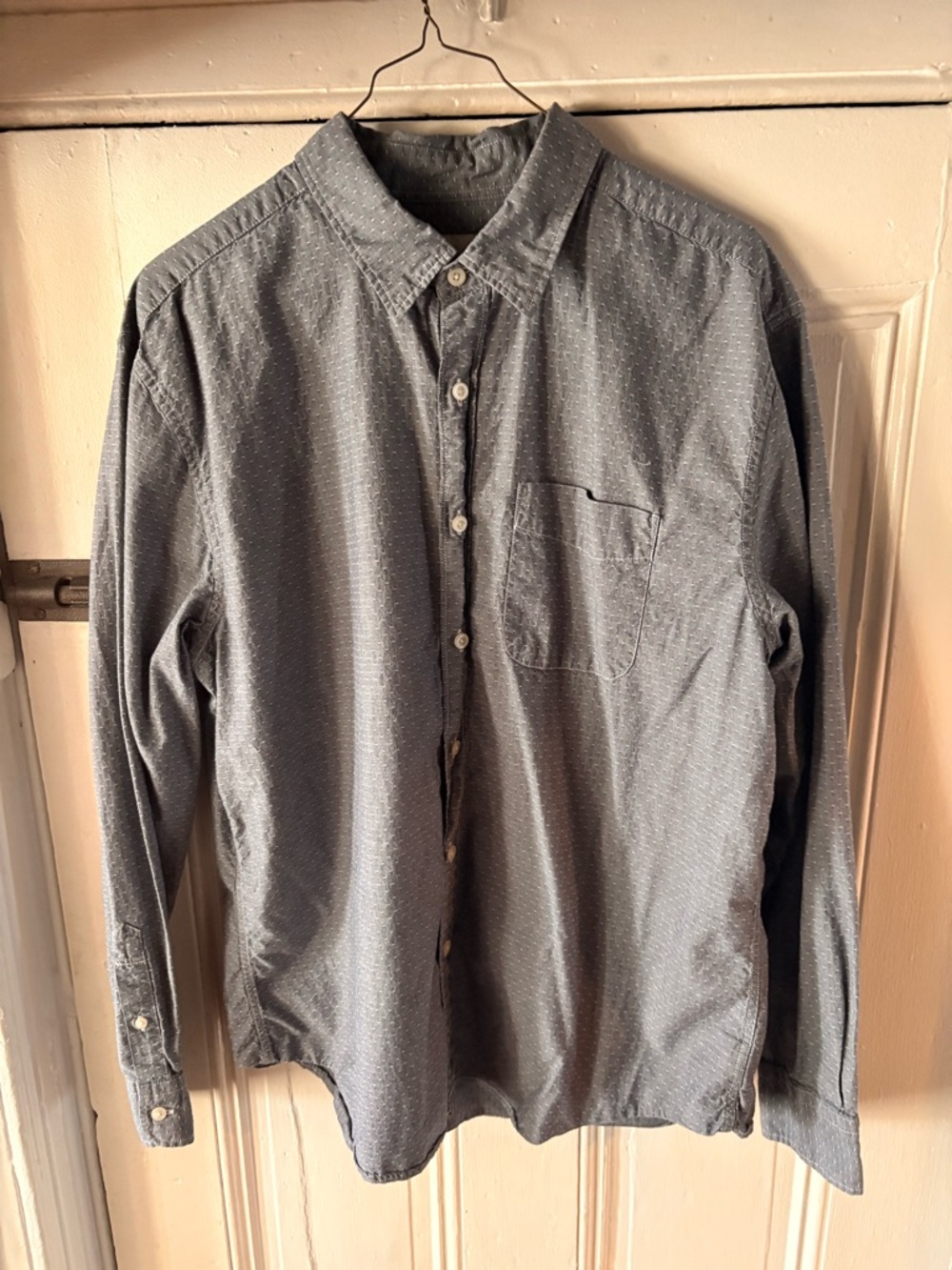 American Eagle Men's Long-Sleeve Button-Up Shirt in Charcoal Gray